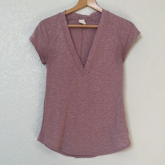 We The Free Free People Clementine V Neck Tee Shirt Top Berry Pink size Small - Picture 3 of 11
